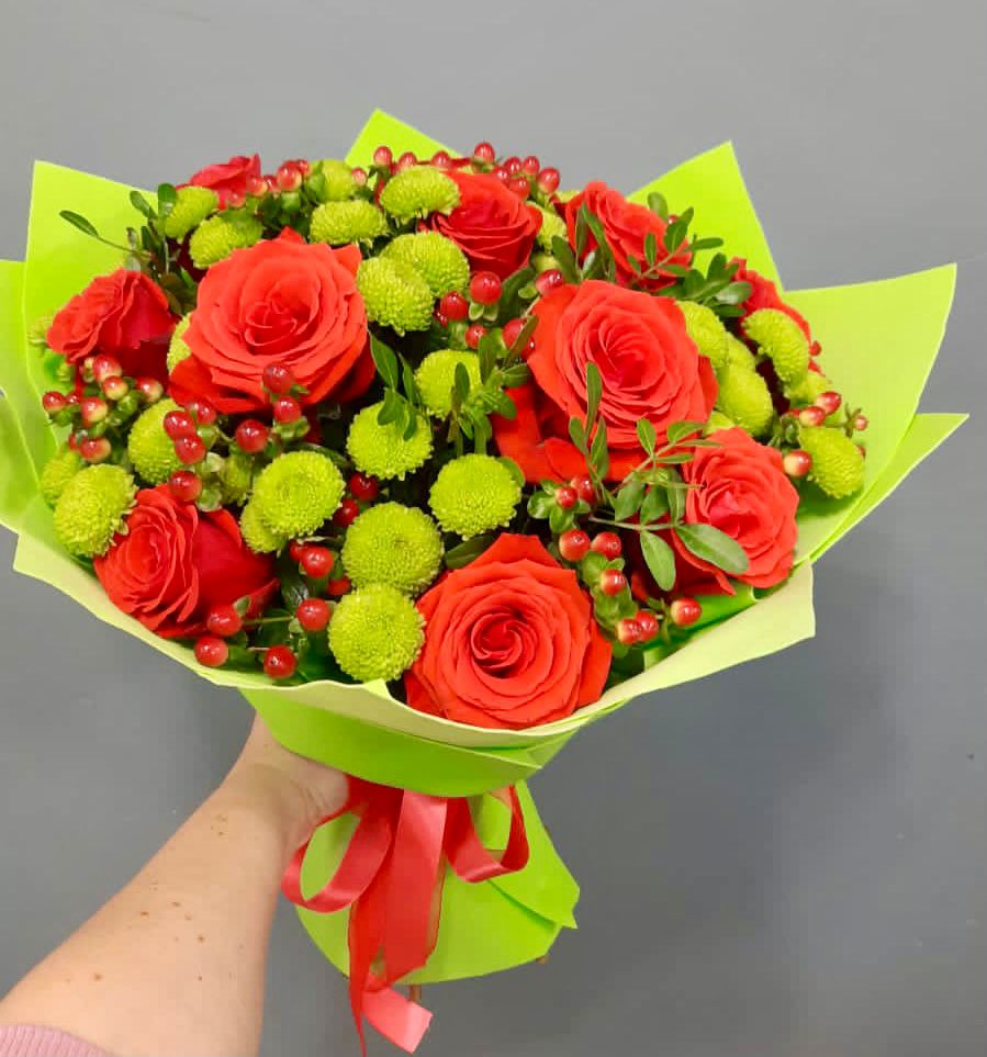 Букет цветов из: Хризантемы и Розы в Ханты-Мансийске