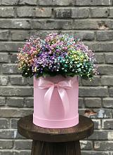 Цветочная композиция из Гипсофила и Розы в шляпной коробке в Ханты-Мансийске