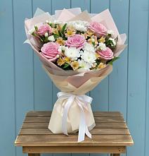 Букет цветов из:  Гвоздики, Орхидеи и Розы в Ханты-Мансийске