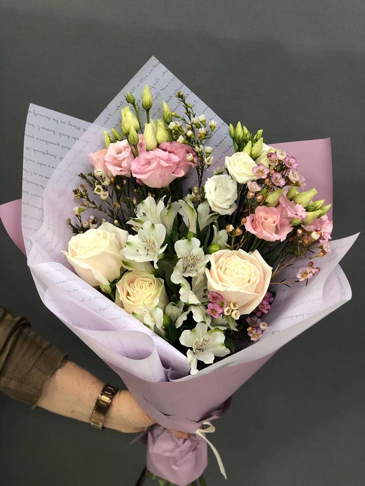 Букет цветов из: Альстромерии, Розы и Лизиантусы в Ханты-Мансийске