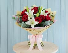 Букет цветов из:  Лилии и Розы в Ханты-Мансийске