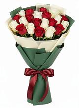 Букет Микс из красных и белых роз в Ханты-Мансийске