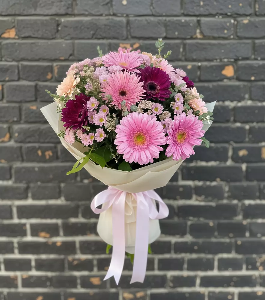 Букет цветов из: Герберы и Хризантемы в Ханты-Мансийске