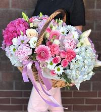 Композиция солнечный день в Ханты-Мансийске Цветочная композиция из Розы, Хризантемы, Пионы и Лизиантусы в корзине в Ханты-Мансийске