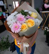 Букет цветов из:  Герберы, Розы и Хризантемы в Ханты-Мансийске