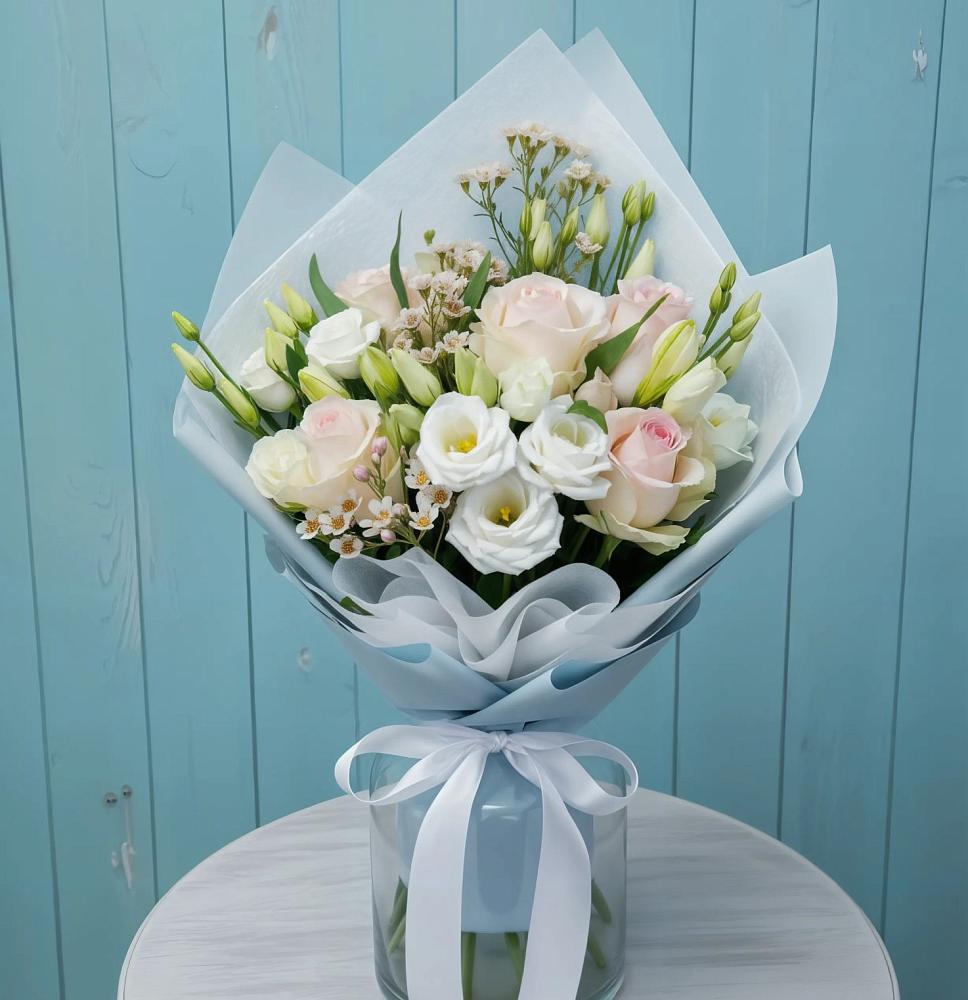 Букет цветов из: Розы и Лизиантусы в Ханты-Мансийске