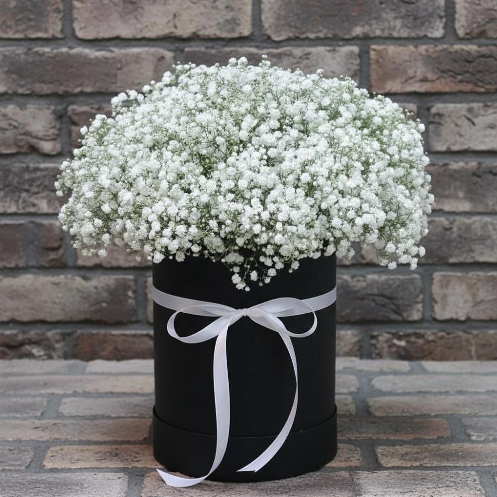 Цветочная композиция из Гипсофила в шляпной коробке в Ханты-Мансийске