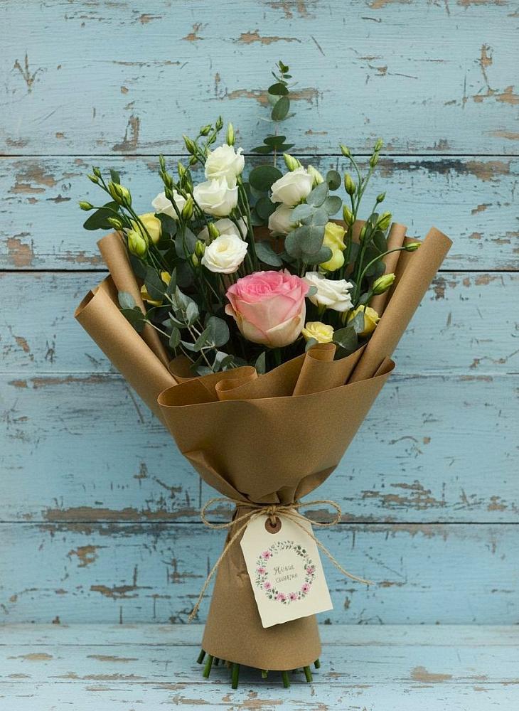 Букет цветов из: Розы и Лизиантусы в Ханты-Мансийске