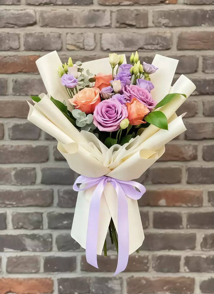 Букет цветов из: Лизиантусы и Розы в Ханты-Мансийске