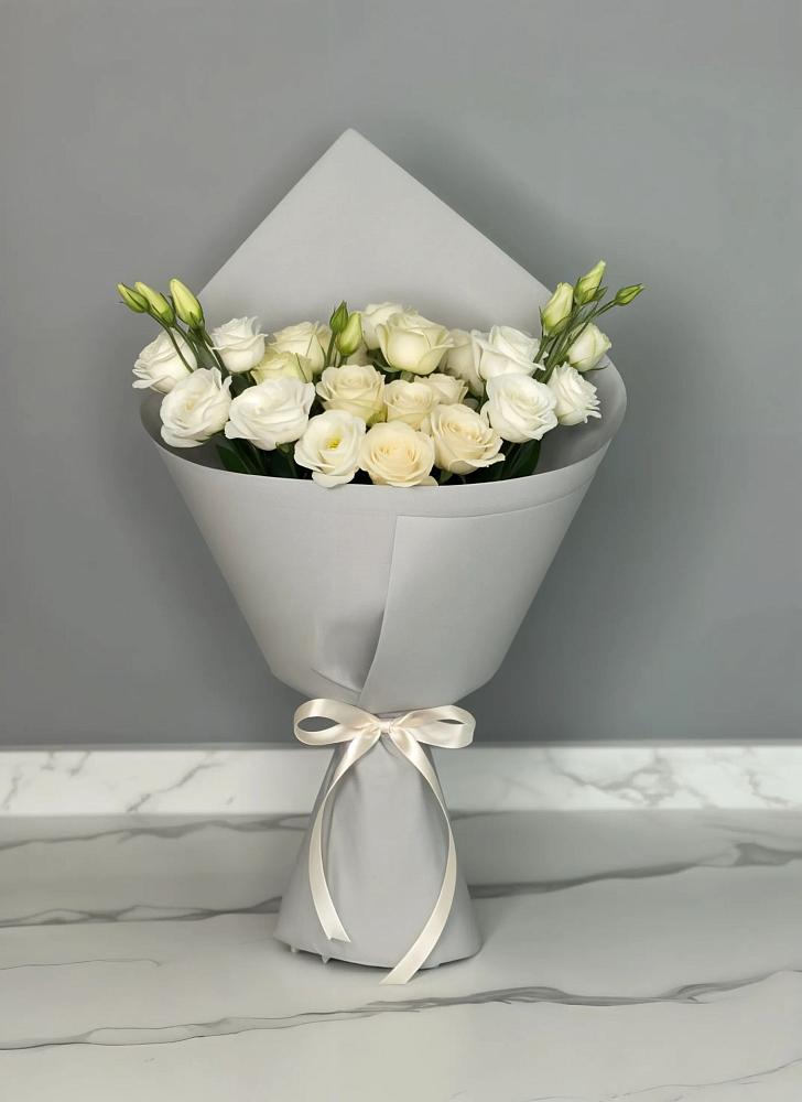 Букет цветов из: Розы и Лизиантусы в Ханты-Мансийске