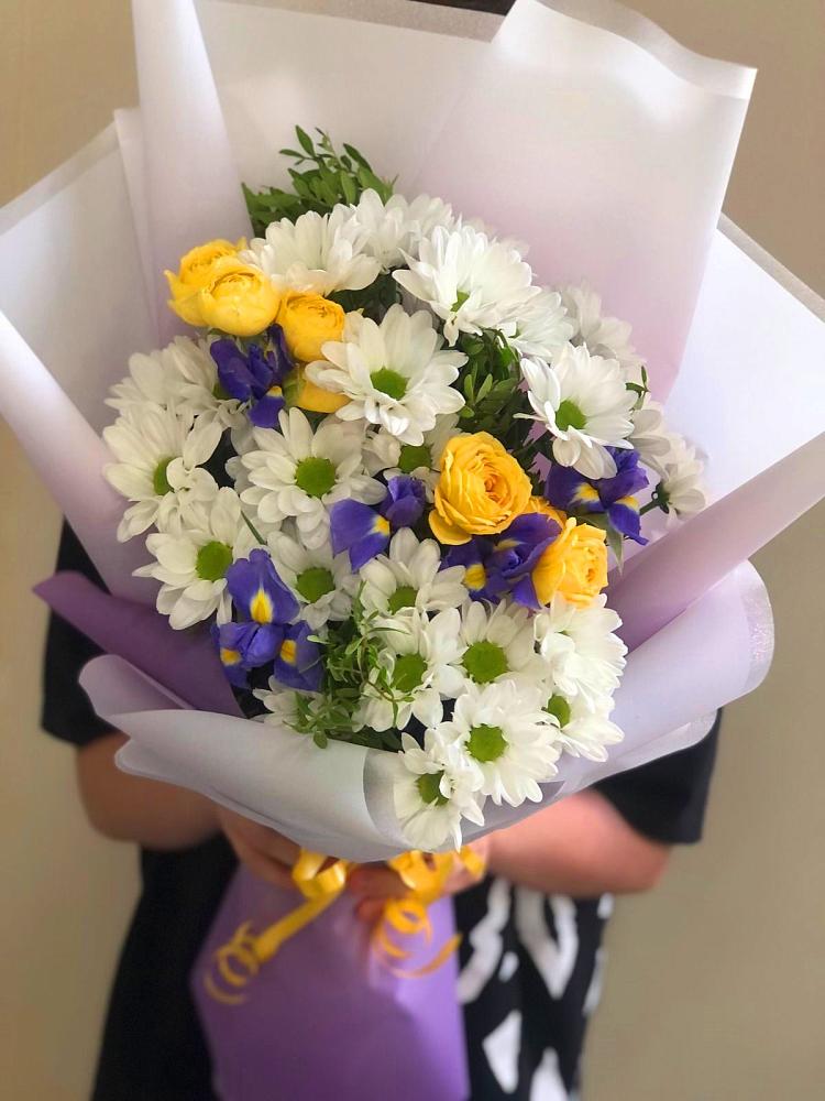 Букет цветов из: Ирисы, Хризантемы и Розы в Ханты-Мансийске