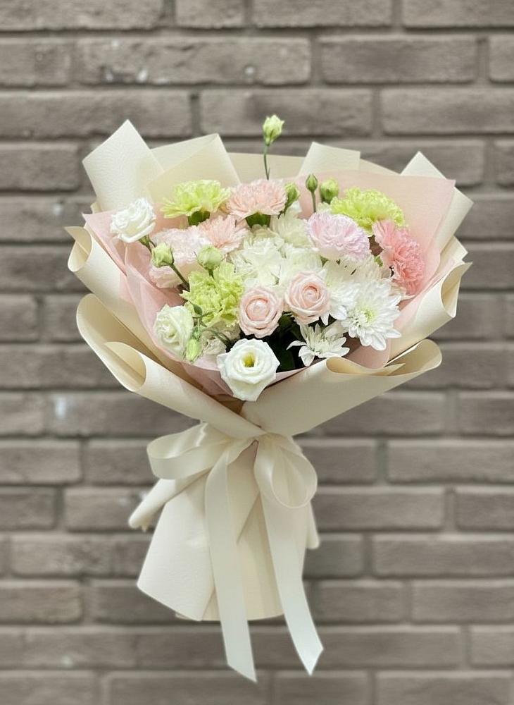 Букет цветов из: Гвоздики, Розы, Лизиантусы и Хризантемы в Ханты-Мансийске