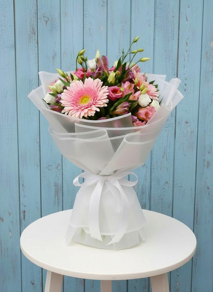 Букет цветов из: Герберы, Альстромерии и Лизиантусы в Ханты-Мансийске