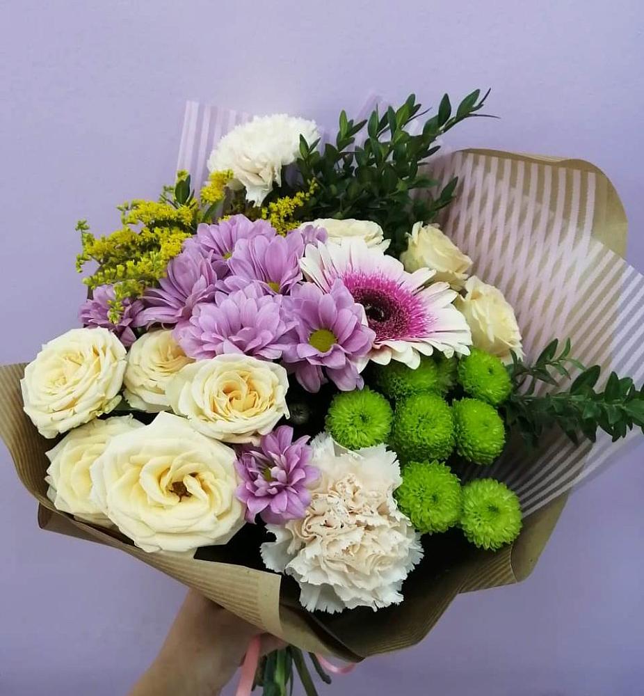 Букет цветов из: Хризантемы, Розы, Гвоздики и Герберы в Ханты-Мансийске