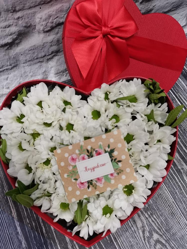 Цветочная композиция из Хризантемы в виде сердца в Ханты-Мансийске