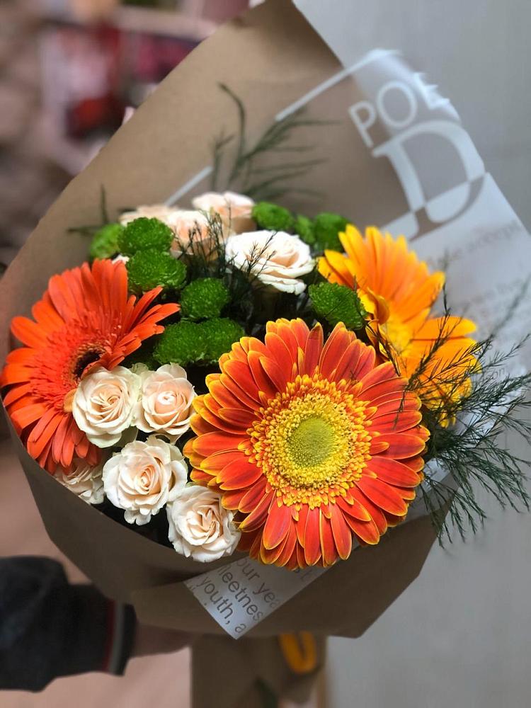 Букет цветов из: Герберы, Хризантемы и Розы в Ханты-Мансийске