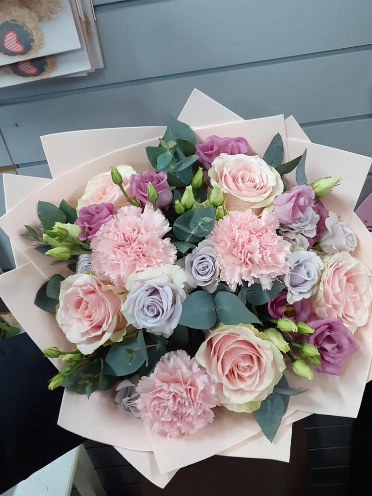 Букет цветов из: Розы, Гвоздики и Лизиантусы в Ханты-Мансийске