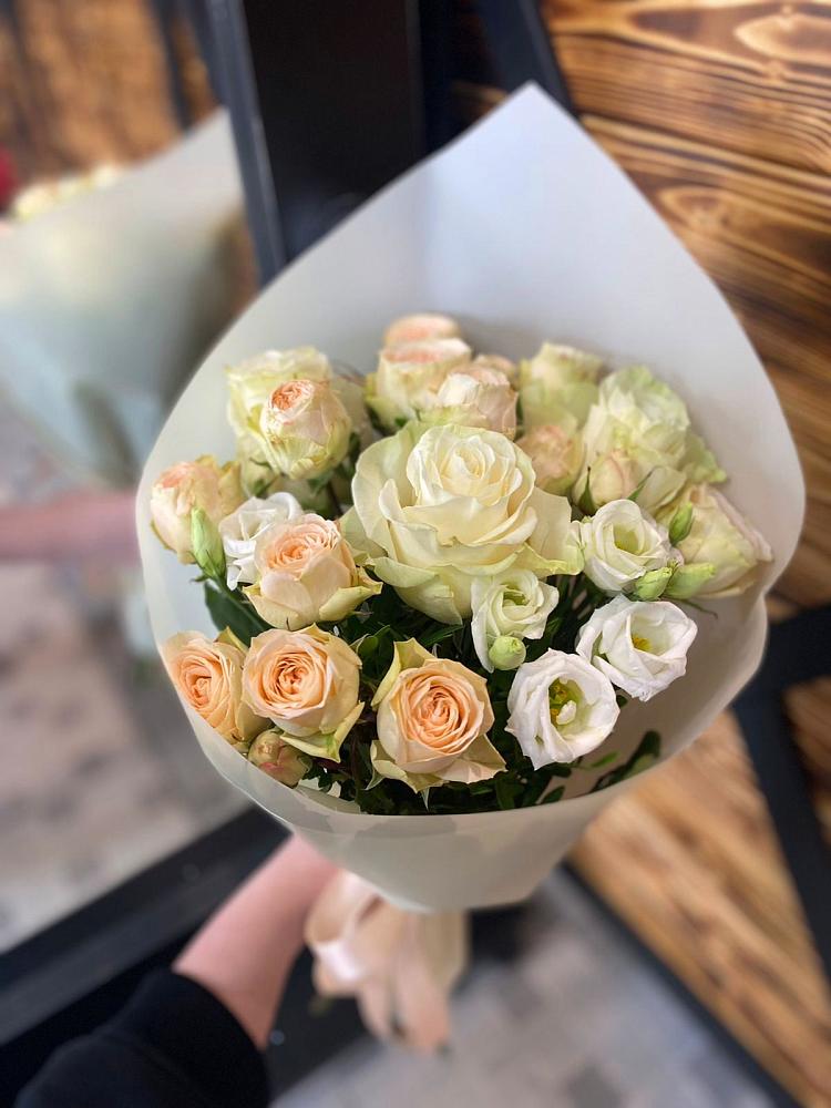 Букет цветов из: Розы и Лизиантусы в Ханты-Мансийске