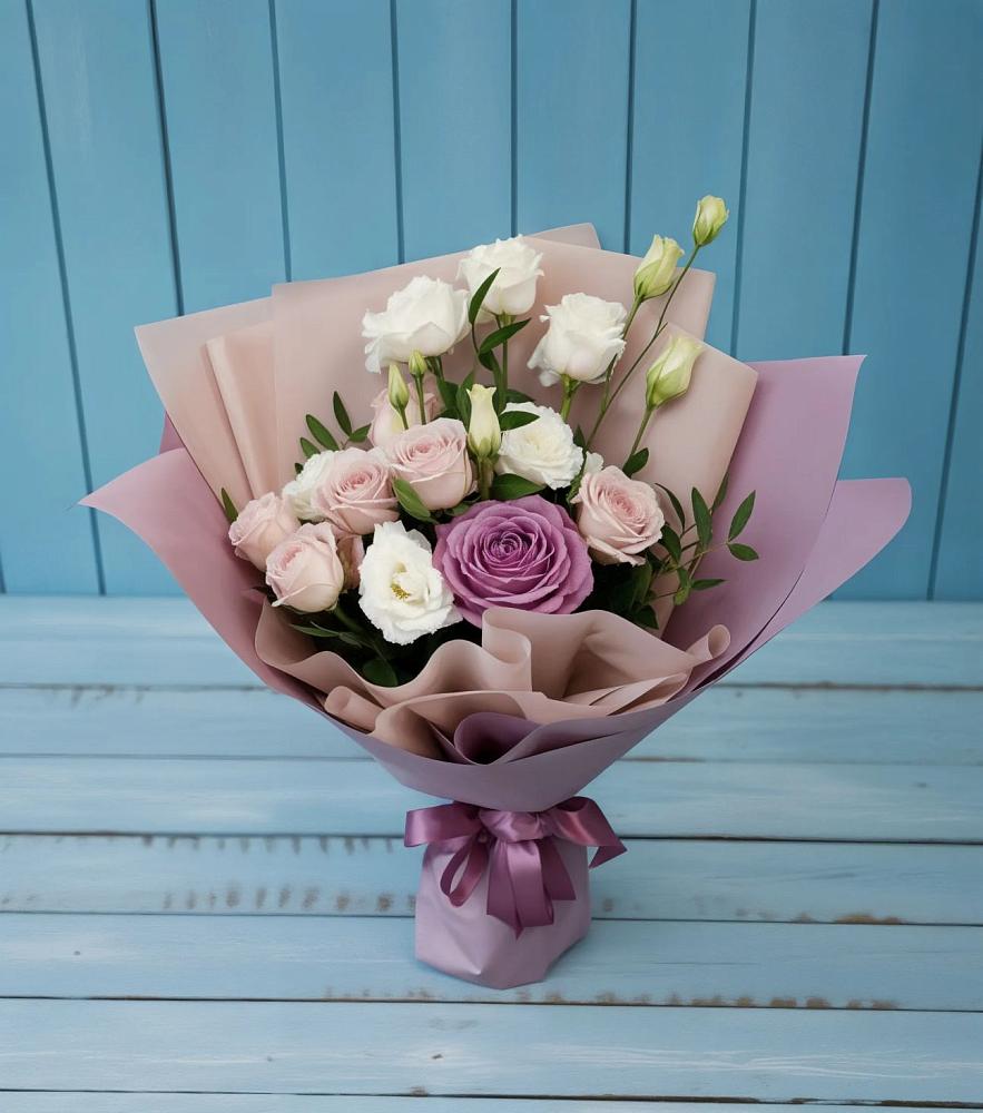 Букет цветов из: Розы и Лизиантусы в Ханты-Мансийске